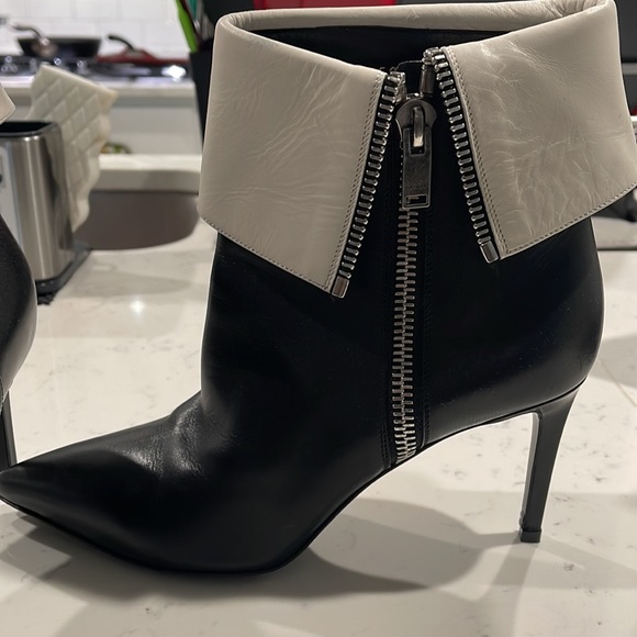 Size 39 Saint Laurent boots only wore once. - Picture 3 of 4